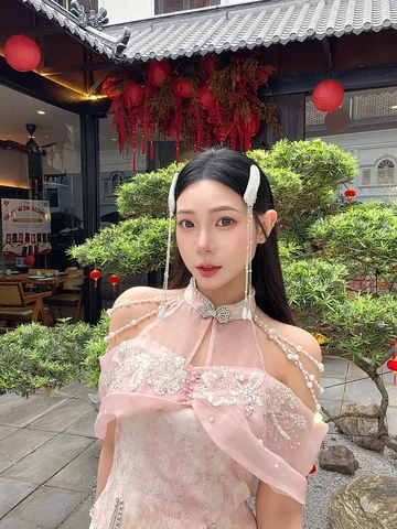 流苏轻晃在发间
为新中式添了几分点缀

阴雨绵绵的春节
依旧每天打扮得漂漂亮亮出门
与朋友聚餐、拍照、记录生活点滴

#好喜欢过新年 #每天都漂漂亮亮