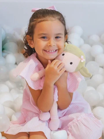Uma sequência de fotos da nossa Iaiá com seu 4 aninhos de vida feliz! 💓 É assim