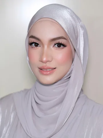 Natural makeup for @aamyrarosli ✨
Tq myra for having me🫶🏻

Lipmatte & foundati