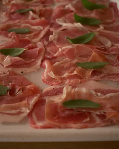 12月になりましたね。今月はイタリアクラス。まだ空席ありますので、年末に美味しいもの食べる気持ちでいらして下さい🇮🇹人の集まる機会も多い時期ですから、あまり