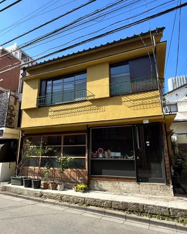 Cibo e Ginoは食材と調味料、調理器具のお店です。よく聞かれますが、レストランではありません。時に料理教室を開催したり、イベント的に予約制の食堂イベント