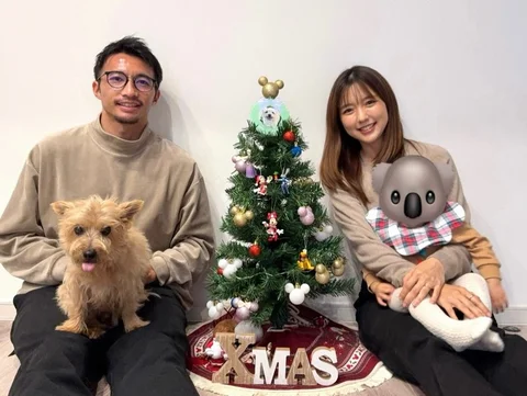 Merry Christmas🎄
今年は👶🏻に初めてサンタさんが来ました🎅🏻🤭
朝起きて枕元に置いてあるプレゼントを見つけて
あれ？って感じで指をさ