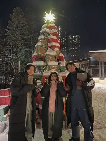 悠馬「エスコート」のMVに出させてもらいました🏂
撮影場所寒すぎてずっと顔の感覚なかったけど、
久しぶりにスノボー出来たり楽しい撮影でした！
ヒロイン役の朝日