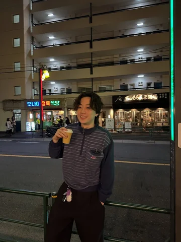 撮影で恵比寿に来たらネオンが綺麗でした
BirdogのフリースのMサイズがちょうど良い🤦‍♂️
撮影用に買ったミルクティーもちょうど良い

#ミルクティーが
