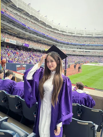 the one where she graduated nyu 💜
-
cảm ơn @aodaihacuc vì chiếc áo dài và mũ xi