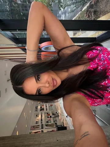 Soft look. Strong energy. ✨
Qual emoji combina com essa foto?