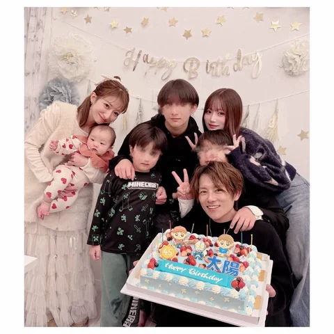 3月10日はたぁくん45歳の誕生日🎂でした🙏💕💕🙌
昔からの友達や芸能の友達…沢山の人に囲まれてお誕生日を過ごしました🎂💕✨✨"

45歳身体には
