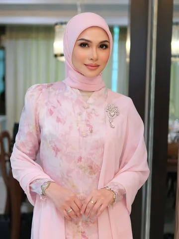 Treat me right… or watch me glow from afar 😂 hahahah

Makeup by @adilamalek 
Hi