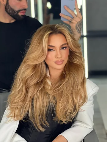 Golden blonde peach.

Um cabelo com muitas nuances douradas e cobre. A cara do v