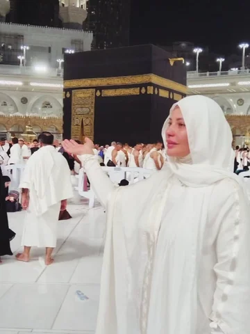 الحمد لله الذي بلغني بيته الحرام مع من أحب : أمي و أختي ❤️🤲 اللهم زد بيتك هذا ت