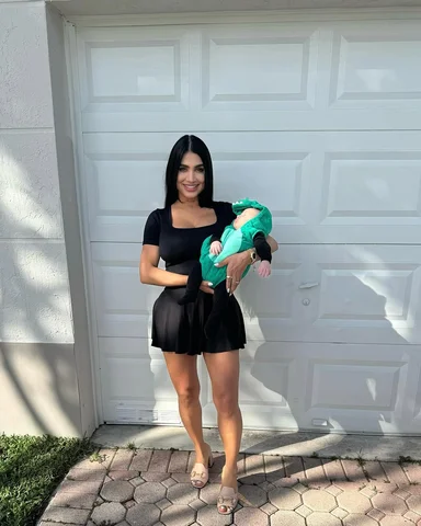 Hoy estuve acompañada todo el día de un dinosaurio 🦖💚💚 gracias por el disfraz
