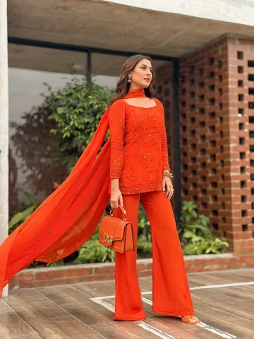 Eid Day with Family🌜
OOTD : @anillaofficial 🧡

📸: Peak detailing captured by 