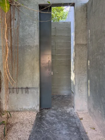 Esta casa esconde secretos... pero poco a poco se van revelando y dan a conocer 