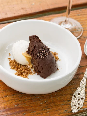 Ganache au chocolat, flocons d’avoine & glace au foin. 🍫  Un dessert qui surpre