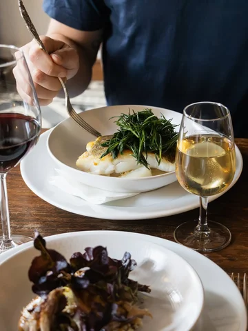 Deux couverts, un instant suspendu. 🍴  Au Presbytere, les conversations devienn