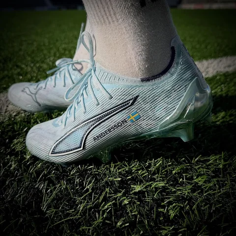 ULTRA speed has never looked this bright 💎⚡️
 @pumafootball #pumaultra