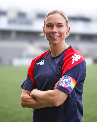 🌈 KAPTEN Jonna Andersson fortsätter som ledare både på och utanför planen! 💙❤️