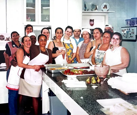 O dia de hoje me faz lembrar que foi com a minha mãe, Maria Carnelóz, que aprend