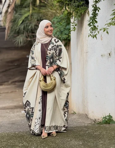 عيدكم مبارك ✨
Abaya : @cf_boutiquedz 
Sac : @didou_luxury 
Shoes : shein