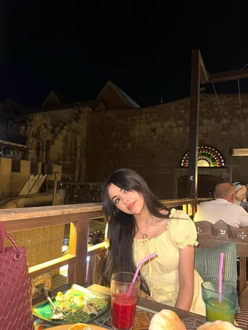 بعد عشر سنين رجعت عالشام…📍❤️
بالبداية حسّيت بغربة، يمكن لأني تركتها صغيرة، ويمك