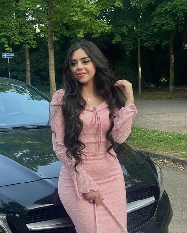 هيَ نظرةٌ من عينيكِ تُربكني
كأنها سهمُ عشقٍ لا يخطئُ 🌸✨💭