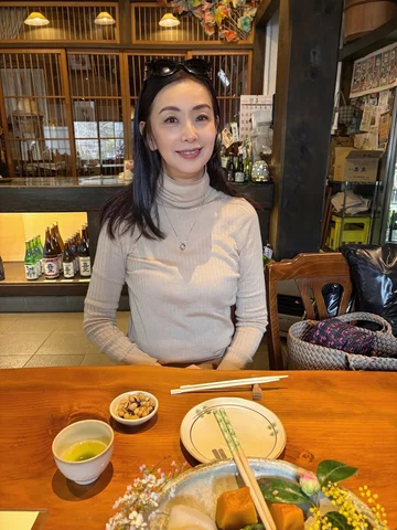仕事の合間にランチ。
あきる野の山崎酒舗へ。

自家畑の野菜を使った煮物がやさしくて、とても美味しい。
シンプルだけど、しみじみ美味しいお昼ごはん。

シアター