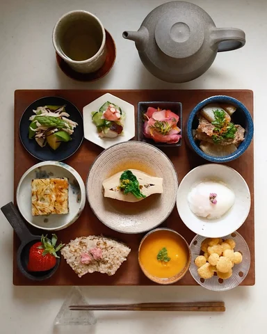 Today’s breakfast.
射込み高野豆腐などで朝ごはん
アサカシはちえみちゃんにもらったミッキーのお菓子
午後も穏やかに過ごせますように☺︎
・
春
