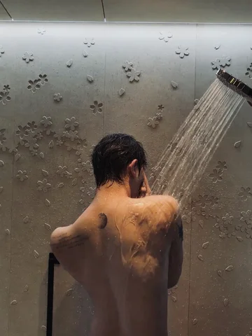 お風呂が好きって、ただの「気持ちいい」だけじゃなくて、結構深い感覚なんだと思う。

たぶん人は普段、ずっと外側に向かって生きてる。
人の目とか、仕事とか、評価と