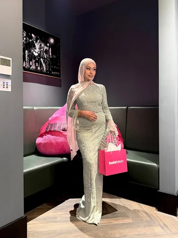 The loveliest experience 🩷 @hudabeauty @moboawards 
•
Dress @shimmidresses 
Hij
