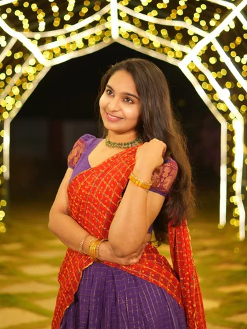 Ee manaseeee ♥️🤌🏻.. couldn’t come over this tune 😭💜

🥻: @ansh.label 
📍 : @