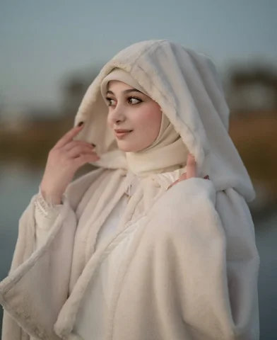 أجيدُ صناعة معاطفُ‏ الطمأنينةِ
لأننّي أعرفُ جيداً ماذا يَفعلُ صَقيعَ القَلقِ»