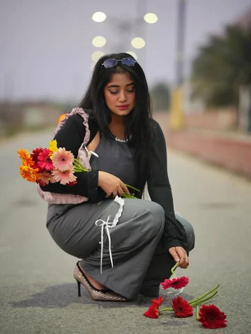 Pocket full of flowers 🌺 
📸 @salman_kabir_annafi
