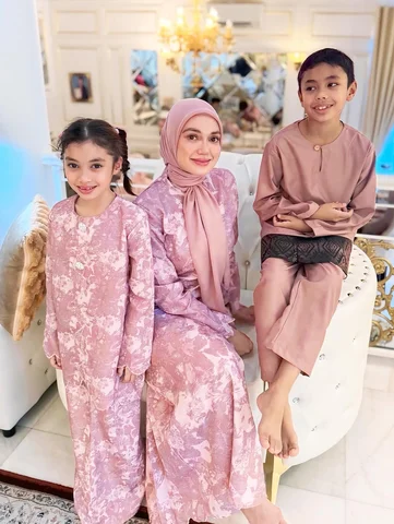 Laughing, forgiving, and eating together. Raya moments that matter ✨

Plain hija