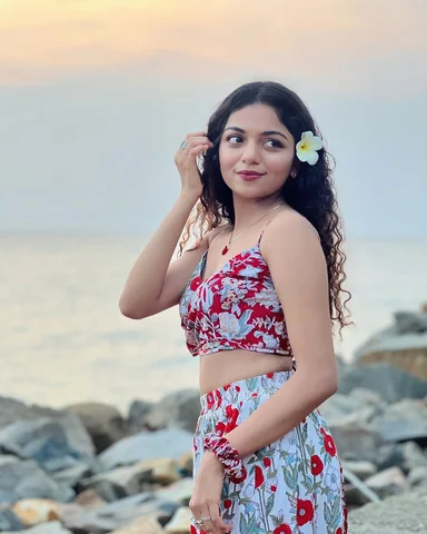 🐚🍄🌺

#hansikakrishna #hansikians #sunsets #beach #ootd