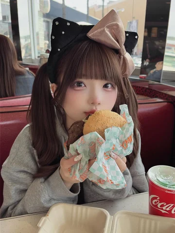 *
大阪旅行まとめ＿＿＿＿✈️⟡.·*.

1.2.3枚目はユニバでおおきいハンバーガー食べてる🍔♡
4枚目はキティちゃんのところ🎀
5枚目は新大阪でアイド