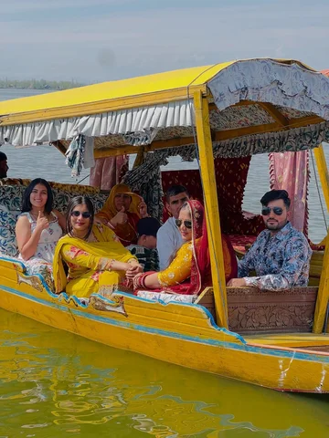 डल लेक श्रीनगर 🛶⛵️🫂
 @dimpalchoudhary_official