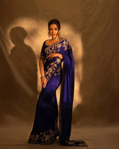 Some evenings demand extra sparkle and...extra patience for pleats!!🤷💜

#saree
