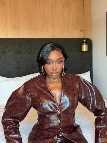 last night @rimmellondon took me to the BRITS & I had a ball 💋 

stylist @atte.