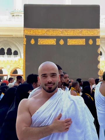 الحمدلله الذي دعانا فاستجبنا، واستطعمناه فضيفنا، وآوانا في أرضه وعند بيته❤️❤️