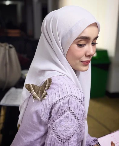 Tiba-tiba rama-rama singgah atas bahu ? ada maksud ke ? 

@_mimiekbah 🦋 📸