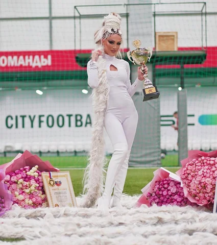 🏆Мы установили МИРОВОЙ РЕКОРД @ashmy_academy !
Самая длинная коса из наращённых