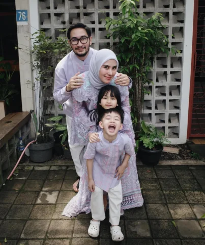 Siapaaaaa yang mau THR ? 
Coba bikin pantun tentang lebaran nanti aku pilih 5 or