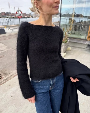 Bea Blouse strikkes i to tråde mohair med en fin bådudskæring - og det er to af 