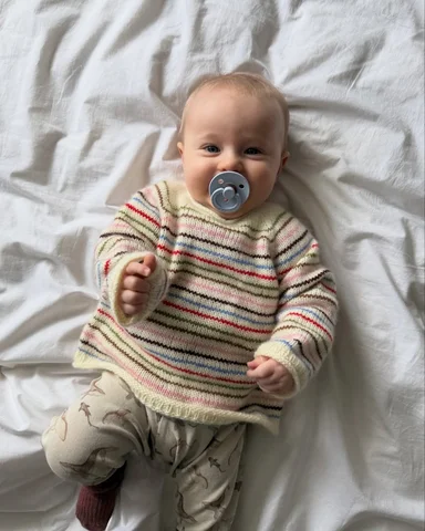 Lille Cleo var ved at vokse ud af den Frankie Sweater Baby, jeg strikkede til he