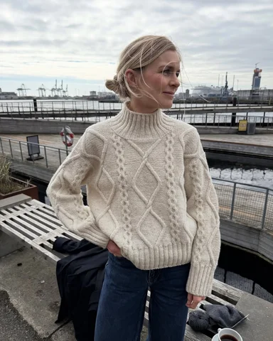 Jeg strikkede Saga Sweater færdig i sidste uge, og jeg har brugt den flittigt li
