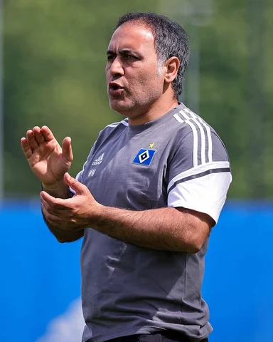 Mehdi #Mahdavikia verlässt den @hsv. 👋

Nach 9️⃣ Jahren als Nachwuchstrainer wi