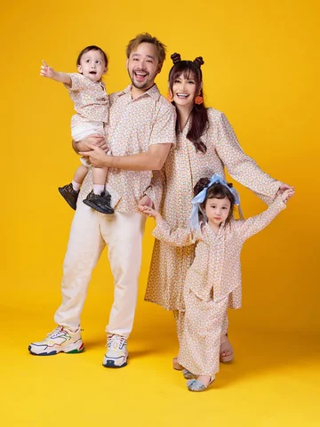 Salam Aidilfitri dari kami sekeluarga 🌙

Raya photoshoot masa masih pregnant 6 