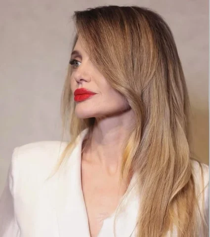 A divina ANGELINA JOLIE usou boca vermelha p/ @tomford em #xangay