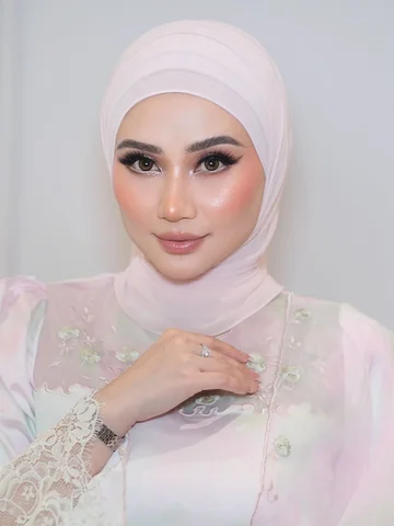 Gorgeous @w4w4_zainal for Hari Raya 🌙 

Makeup by : @makeupbyshahrul 
Hijab Sty