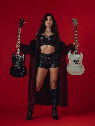 Two Gibsons and one magazine cover 🔥🎸 can’t ask for more! @gibsonguitar 

Than